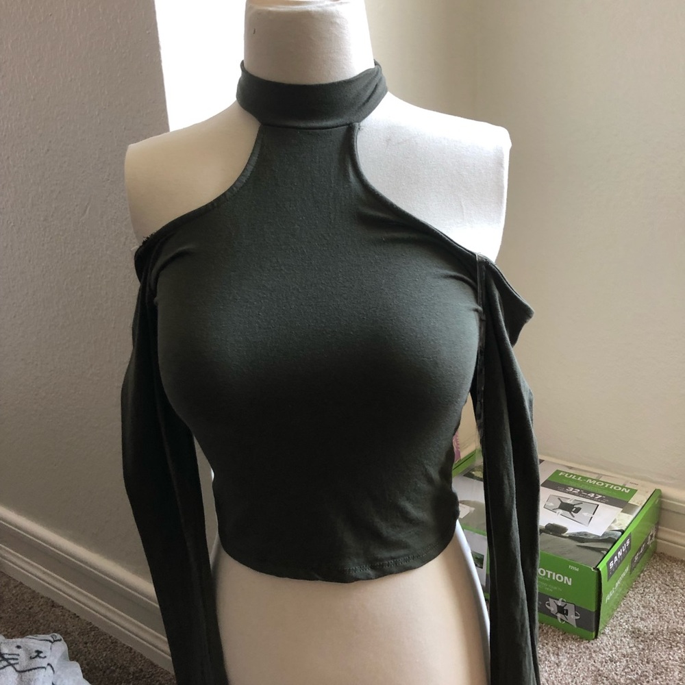 Neck crop top